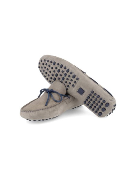 Mocasín de ante acabado a mano color gris