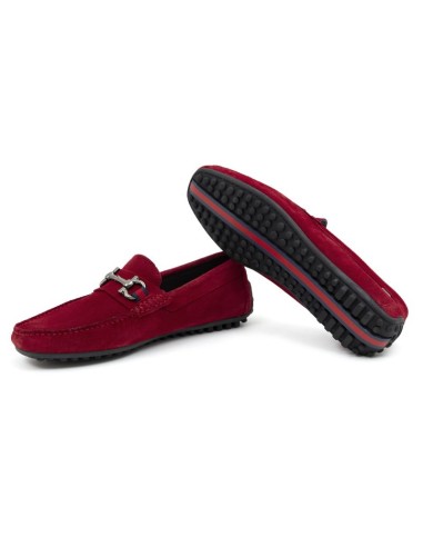 Mocasín de ante con hebilla color rojo