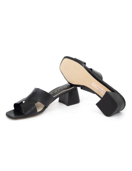 Sandalias de mujer de piel con corte simétrico color marrón