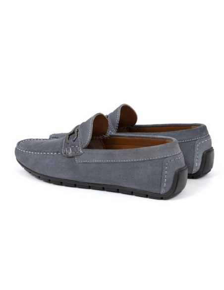 Mocasín de ante con aplique metálico color azul