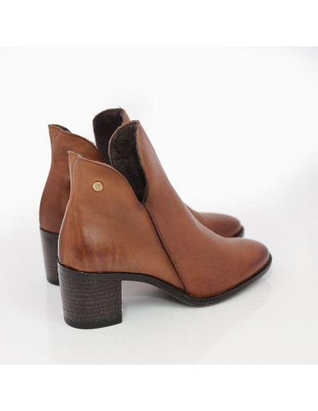 Botines de mujer de piel acabado a mano color cuero