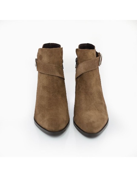 Botines de mujer de ante con hebilla color marrón