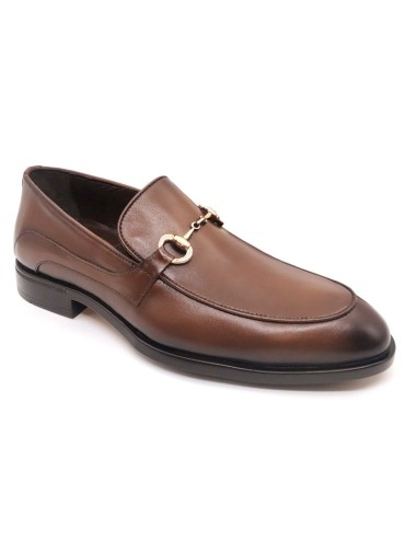 Mocasín de piel con hebilla color cuero