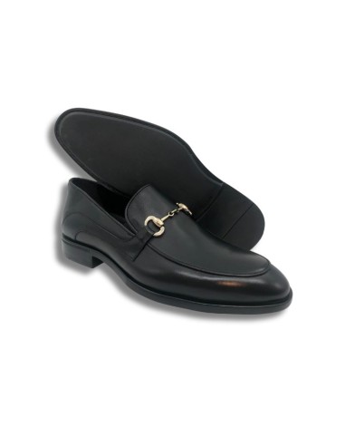 Mocasín de piel con hebilla color negro