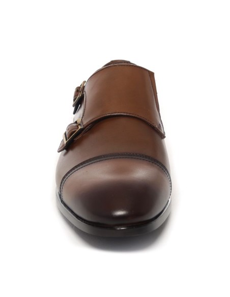 Zapato con hebilla de piel con dos  hebillas color marrón