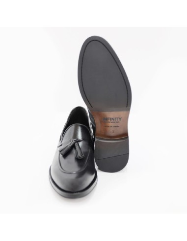 Mocasín de piel con borlas color negro