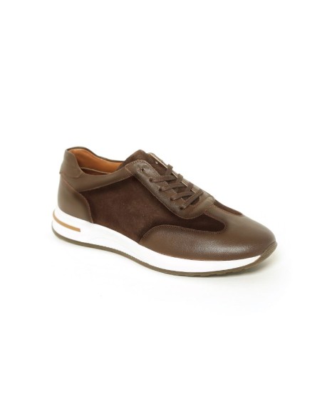 Deportivo de piel liso color marrón