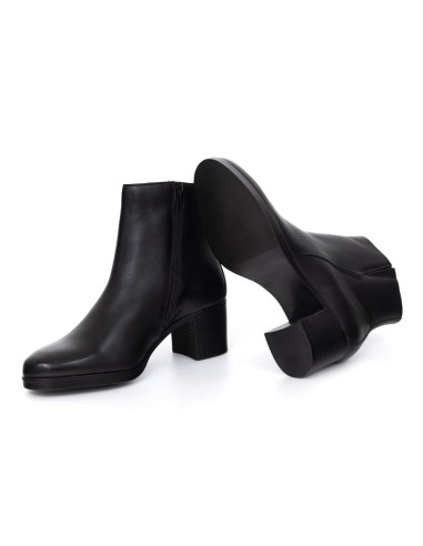 Botines de mujer de piel acabado a mano color negro