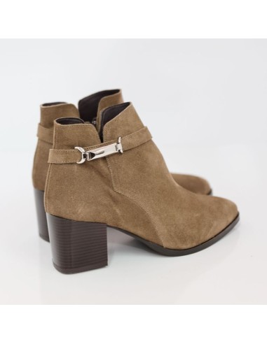 Botines de mujer de piel acabado a mano color marrón