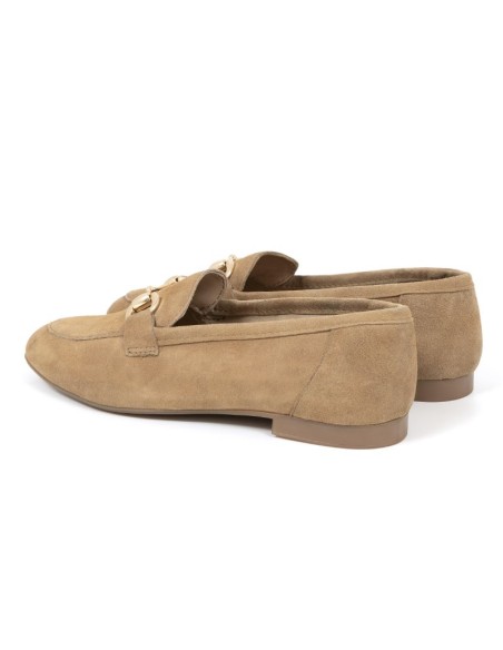 Mocasines de mujer de ante con aplique metálico color cuero