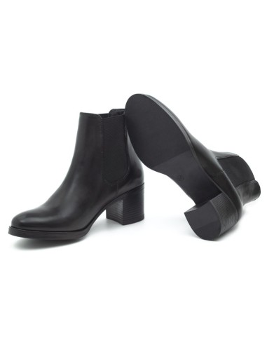 Botines de mujer de piel acabado a mano color negro