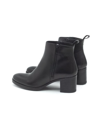 Botines de mujer de piel acabado a mano color negro