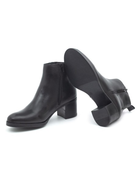 Botines de mujer de piel acabado a mano color negro