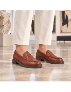 Mocasines de mujer de piel con aplique metálico color cuero
