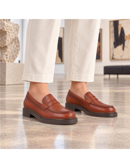 Mocasines de mujer de piel con aplique metálico color cuero