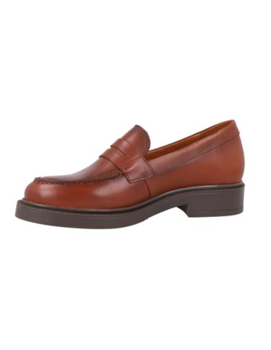 Mocasines de mujer de piel con aplique metálico color cuero