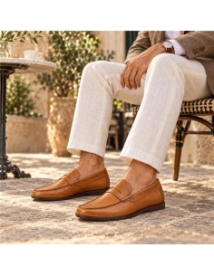 Mocasín de piel con antifaz color cuero