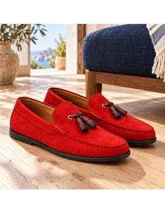 Mocasín de ante con borlas color rojo