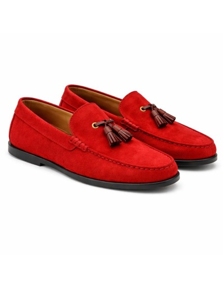 Mocasín de ante con borlas color rojo