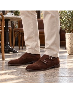 Zapato con hebilla de ante con dos  hebillas color marrón