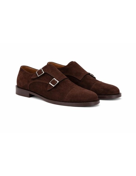 Zapato con hebilla de ante con dos  hebillas color marrón