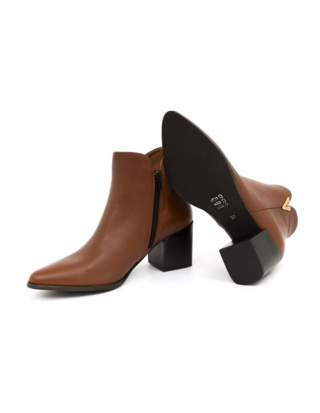 Brown solid color women's boots