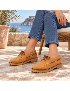 Náuticos de mujer de ante con cordón de piel color beige