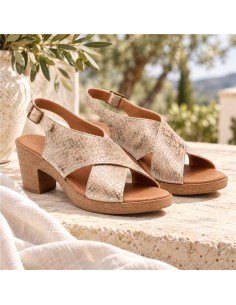 Sandalias de mujer de piel con hebilla color beige