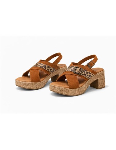 Sandalias de mujer de ante con hebilla color cuero
