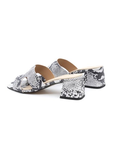 Sandalias de mujer de piel con corte simétrico color blanco