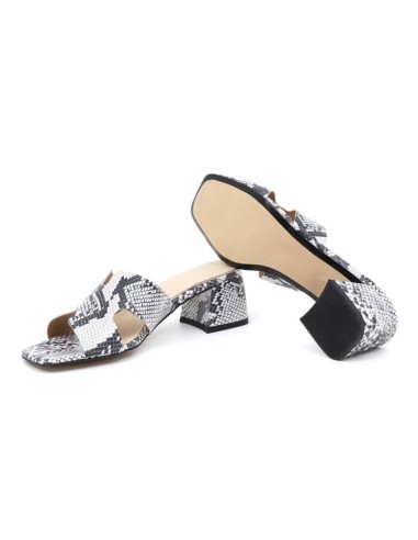 Sandalias de mujer de piel con corte simétrico color blanco