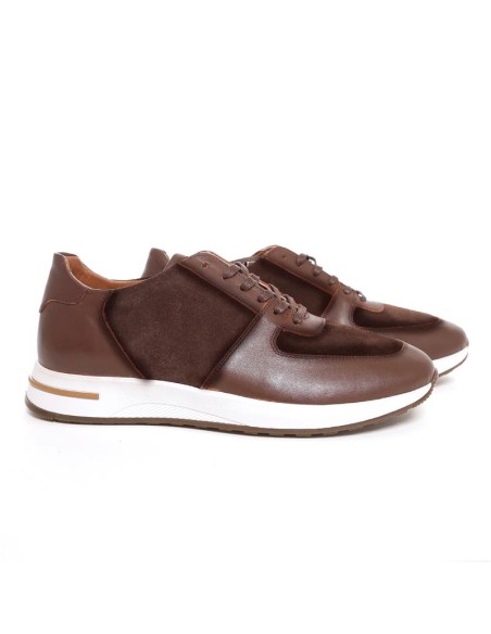 Deportivo de piel liso color marrón