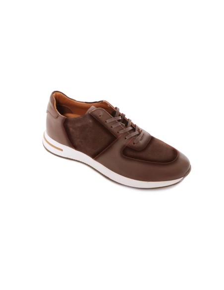 Deportivo de piel liso color marrón
