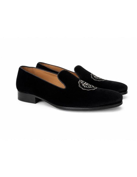 Mocasín de ante con aplique metálico color negro