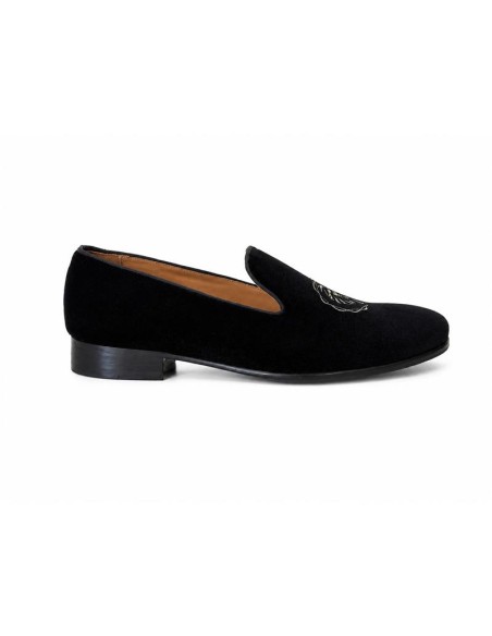 Mocasín de ante con aplique metálico color negro