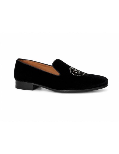 Mocasín de ante con aplique metálico color negro