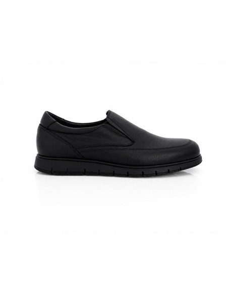 Mocasín de piel con aplique metálico color negro
