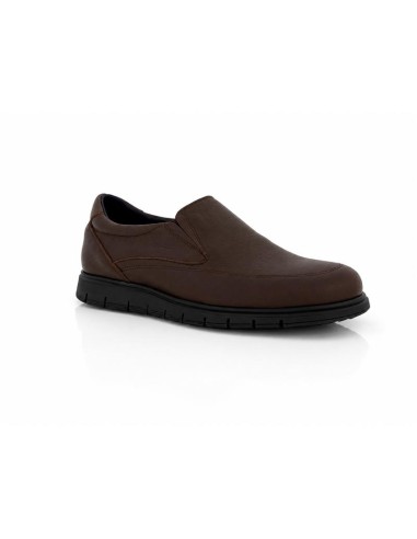 Mocasín de piel con aplique metálico color marrón