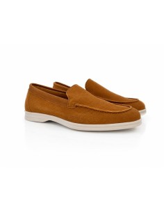 Mocasín de nobuck con aplique metálico color cuero