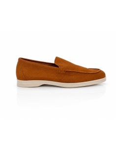 Mocasín de nobuck con aplique metálico color cuero 2