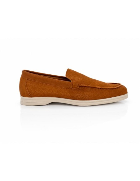 Mocasín de nobuck con aplique metálico color cuero