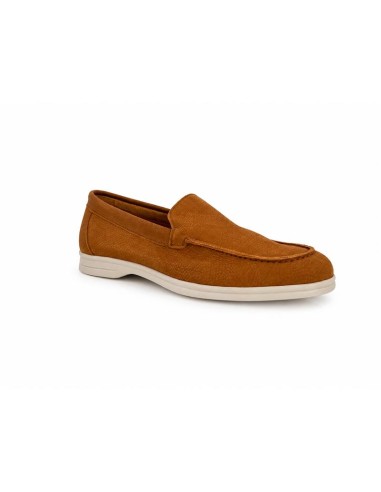 Mocasín de nobuck con aplique metálico color cuero