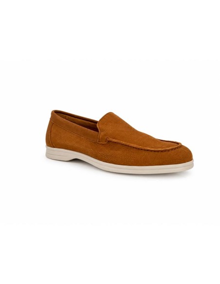 Mocasín de nobuck con aplique metálico color cuero