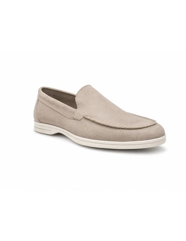Mocasín de nobuck con aplique metálico color beige
