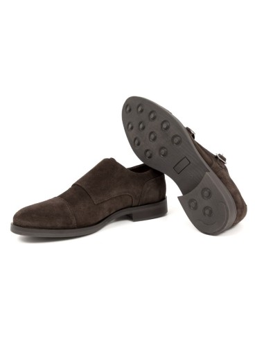Zapato con hebilla de ante con dos  hebillas color marrón