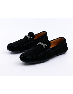 Mocasín de ante con aplique metálico color negro
