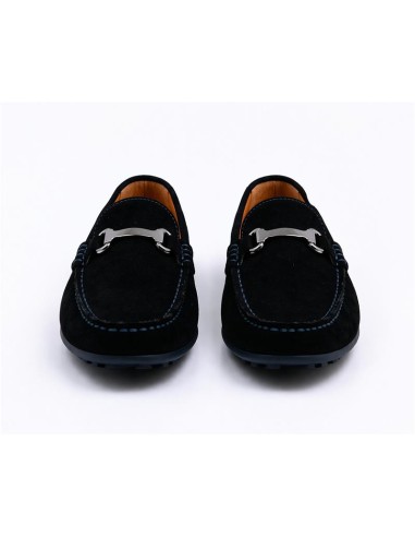 Mocasín de ante con aplique metálico color negro