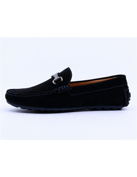 Mocasín de ante con aplique metálico color negro