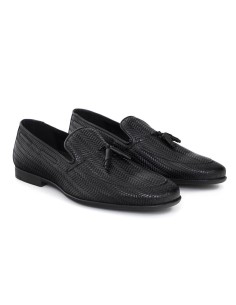 Mocasín de piel con borlas color negro