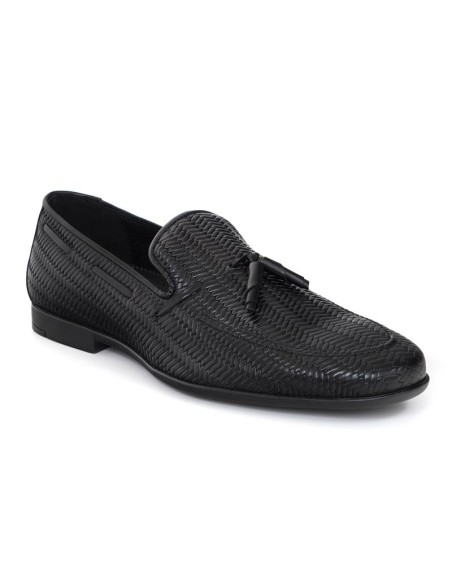 Mocasín de piel con borlas color negro